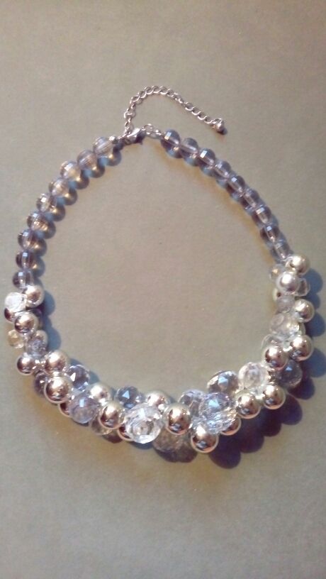 Collar transparente de bolas.