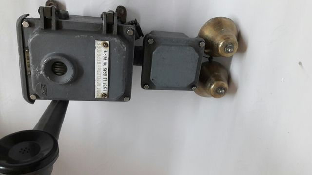 Antiguo telefono de estación de trenes