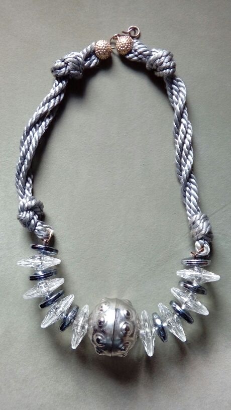 Collar VINTAGE. OFERTA. Años 70. Cordón seda.