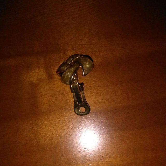 Pendientes dorados y nacar color being muy bonitos