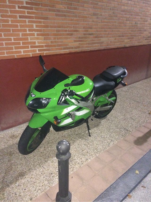 Kawasaki moto zx-9r  año 2000e