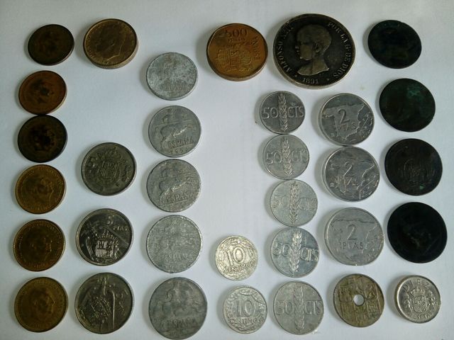 varietà di monete antiche di paesi