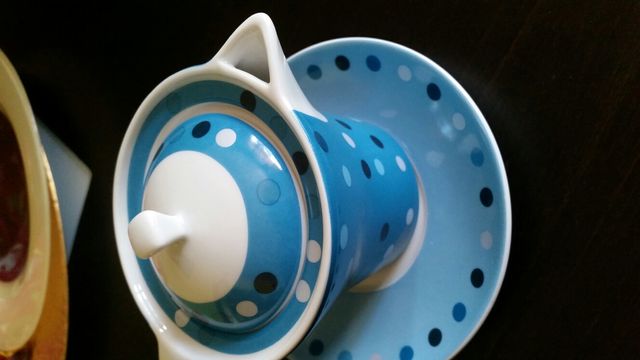 Oferta. Taza, platito y tetera porcelana