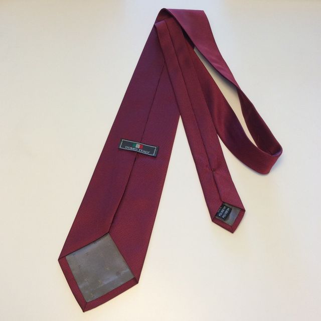 Corbata rojo oscuro, Uomo