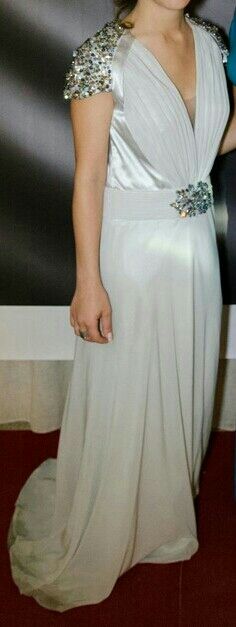 vestido gris con pedrería