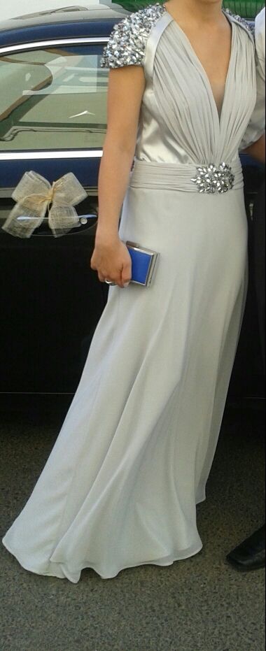 vestido gris con pedrería