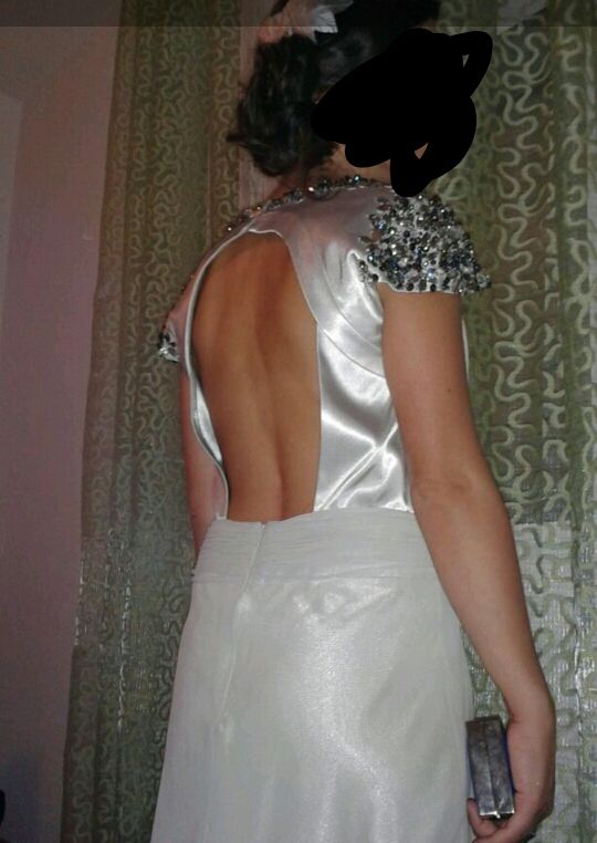 vestido gris con pedrería