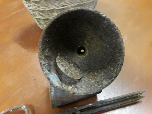 Cesta Mimbre, embudo, vaso, tenazas.