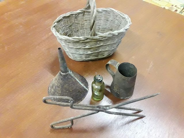 Cesta Mimbre, embudo, vaso, tenazas.