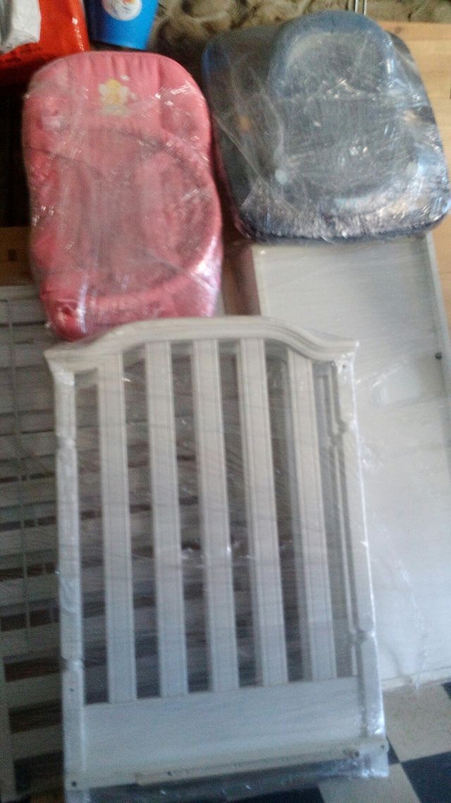 Cuna madera blanca,correpasillos y mecedora. de segunda mano por 200