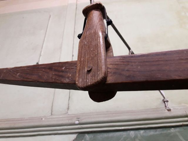 Balanza antigua de madera