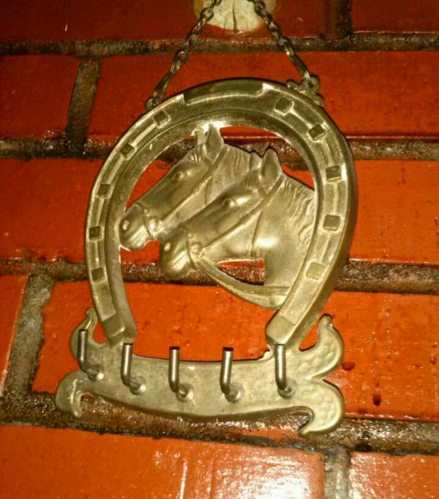 ANTIGUO CUELGALLAVES DE PAREJA DE CABALLOS