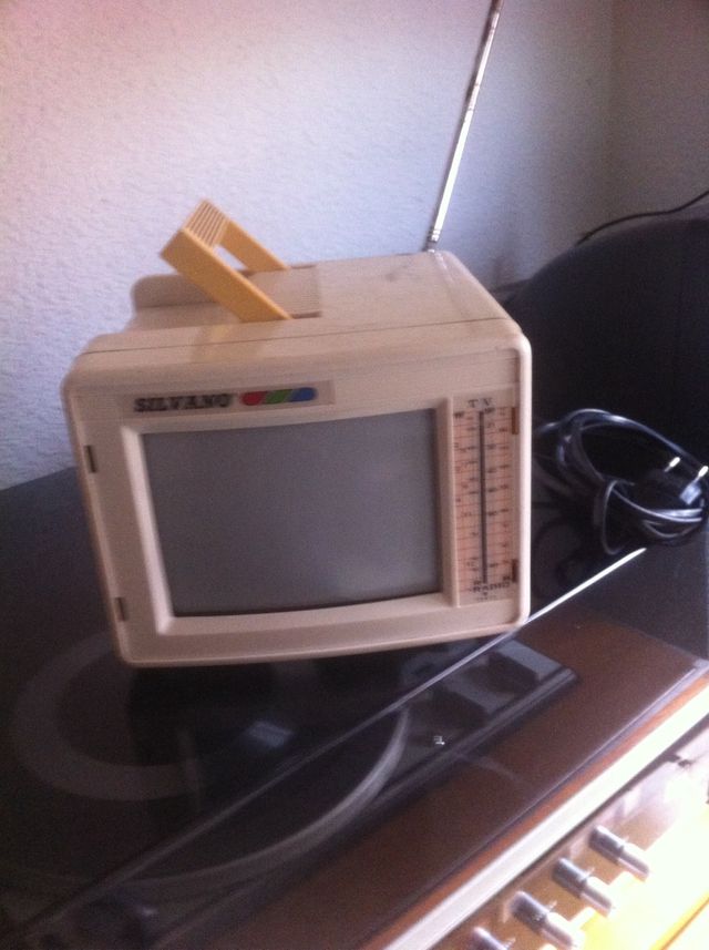 Tv 12/220v  Color Funciona