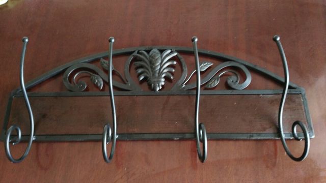 Percha de madera y forja