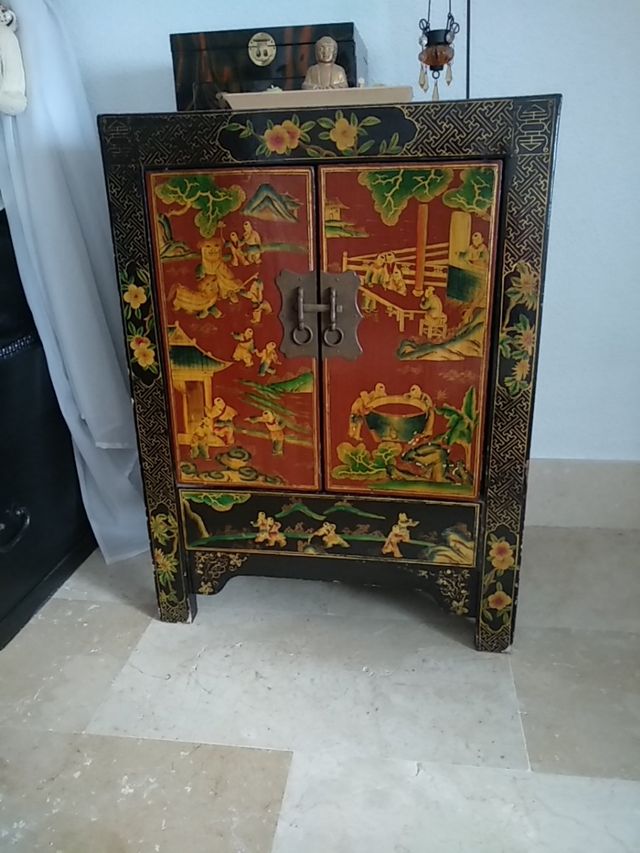 mueble auxiliar chino de madera maciza y robusto