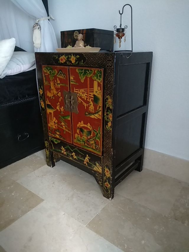 mueble auxiliar chino de madera maciza y robusto