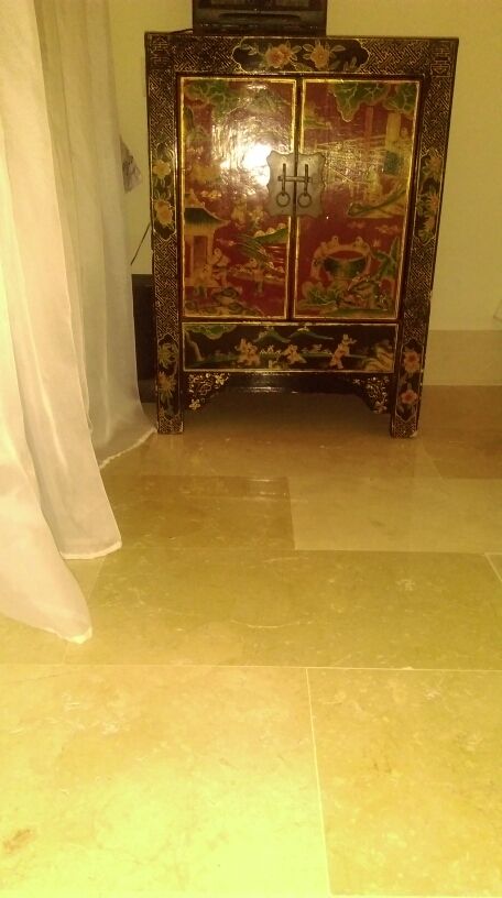 mueble auxiliar chino de madera maciza y robusto