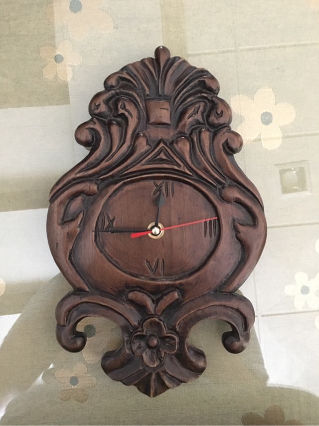 Reloj tallado a mano