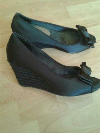 Zapatos de cuña negros de segunda mano por 15 EUR en Corbera de Llobregat  en WALLAPOP