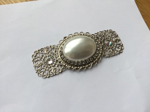 Zapatos y broche de novia