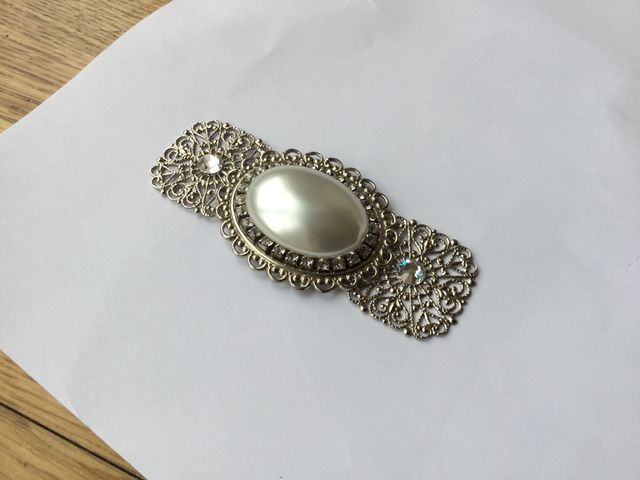 Zapatos y broche de novia