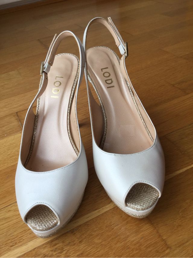 Zapatos y broche de novia