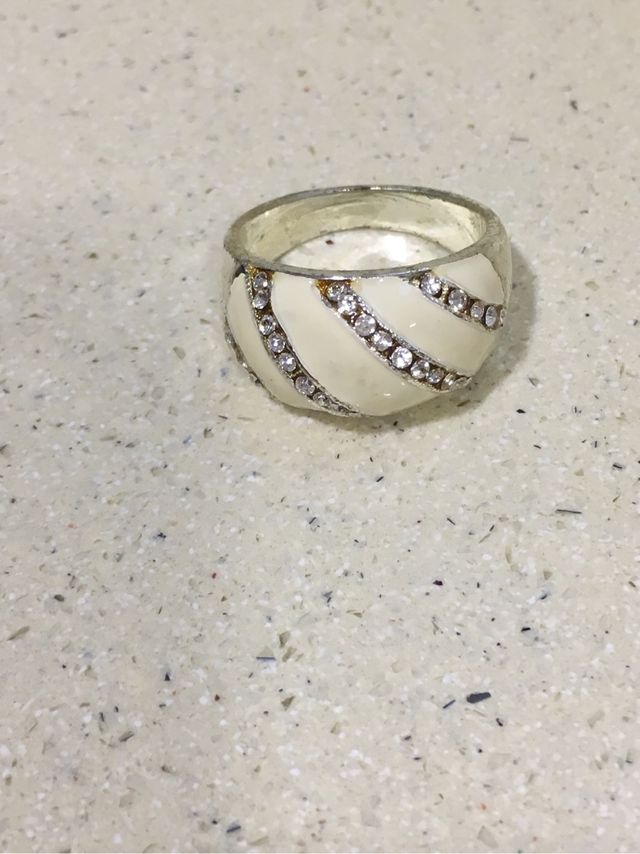Anillo blanco con circonitas