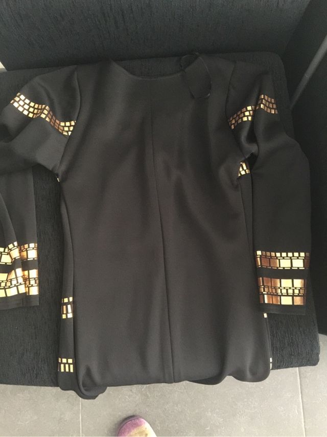 Vestido negro toques dorados 