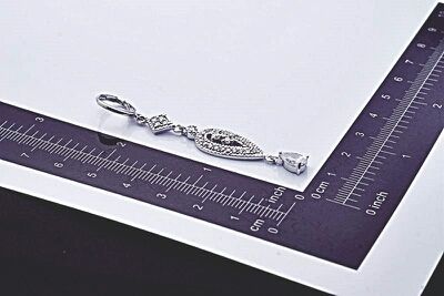 Pendientes largos chapados oro blanco.