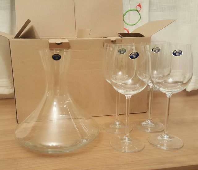 Decanter per vino e 4 bicchieri Bohemia.