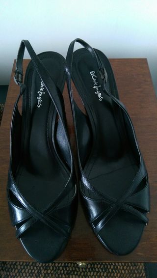 Sandalias negras de tacon num 40 de segunda mano por 5 EUR en San Sebastián  de Los Reyes en WALLAPOP