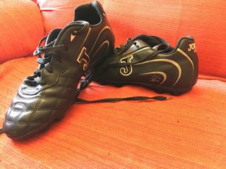 Joma alfonso negras talla 43-44 con 14 tacos de segunda mano por 5 EUR en  Galapagar en WALLAPOP