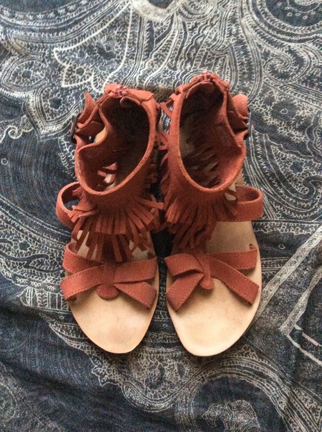 Sandalias de Piel con Flecos. Zara. Nº 38