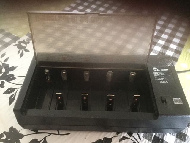 Cargador de pilas universal