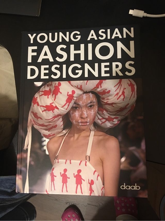 Libro YOUNG ASIAN FASHION DESIGNERS