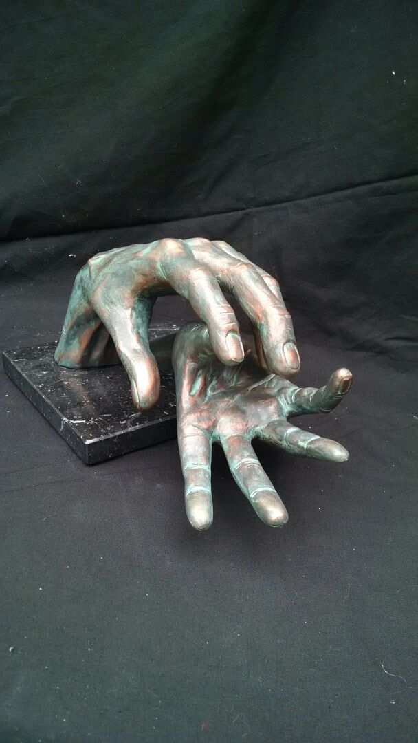 figura de manos para regalo.