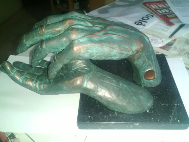 figura de manos para regalo.