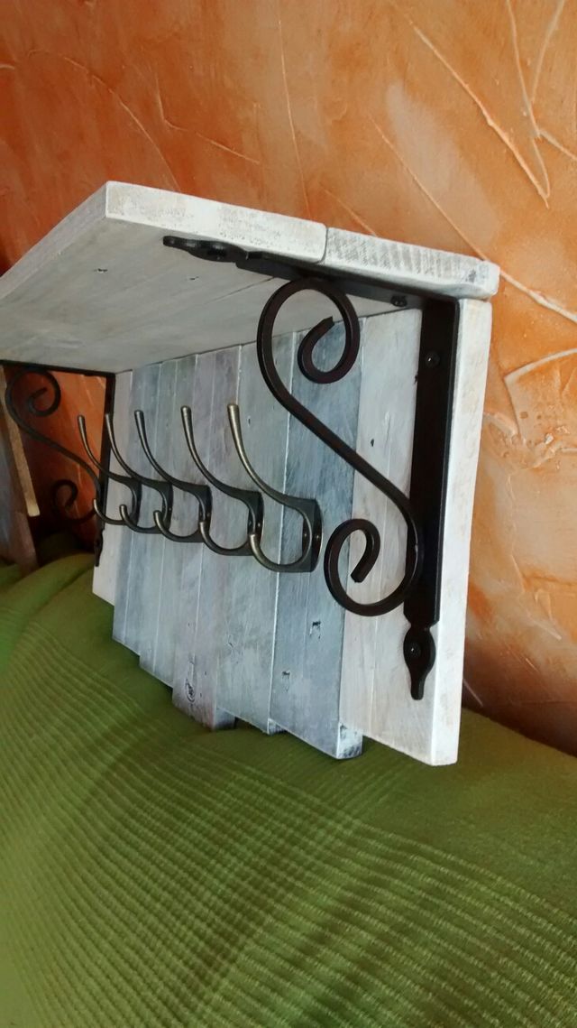 perchero en madera de palet
