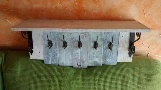 perchero en madera de palet