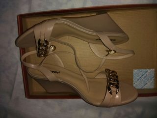 Sandalias marca Strover de segunda mano por 13 EUR en Madrid en WALLAPOP