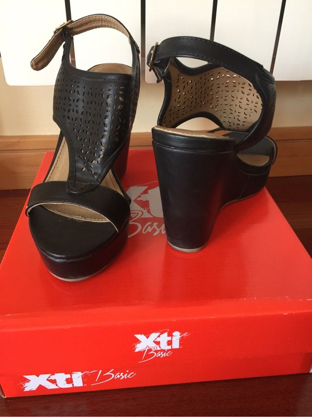 Zapatos cuña Xti T.37 negros