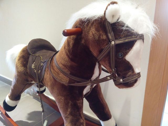 Caballo de peluche (caballito balancin de juguete)