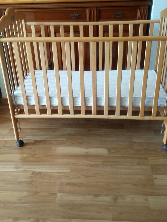 Cuna bebé de madera y colchón