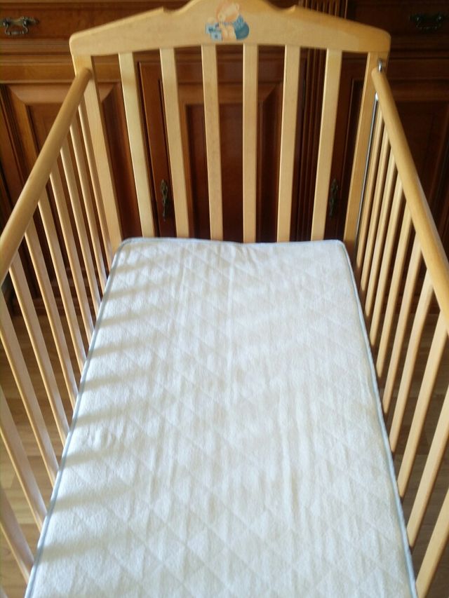 Cuna bebé de madera y colchón