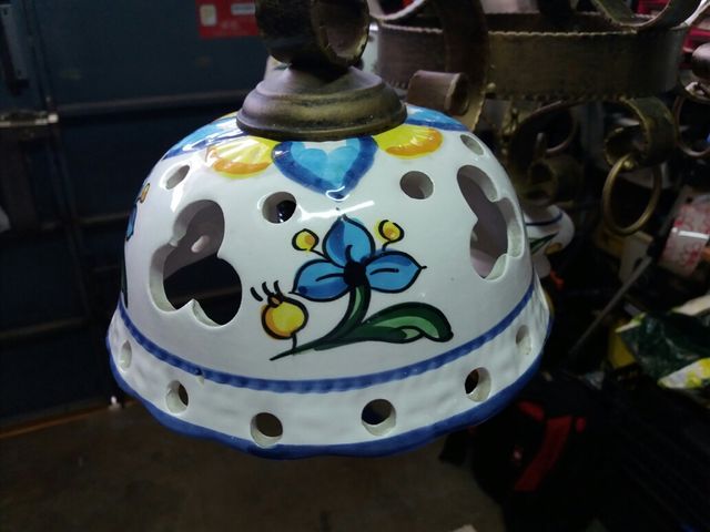 Lampada da soffitto in ferro battuto e porcellana