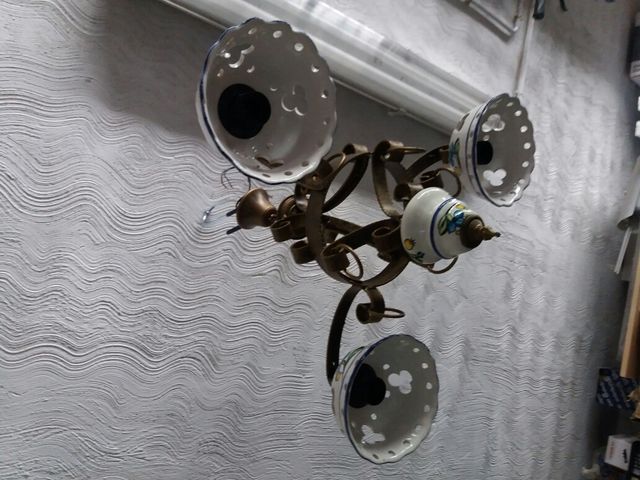 Lampada da soffitto in ferro battuto e porcellana