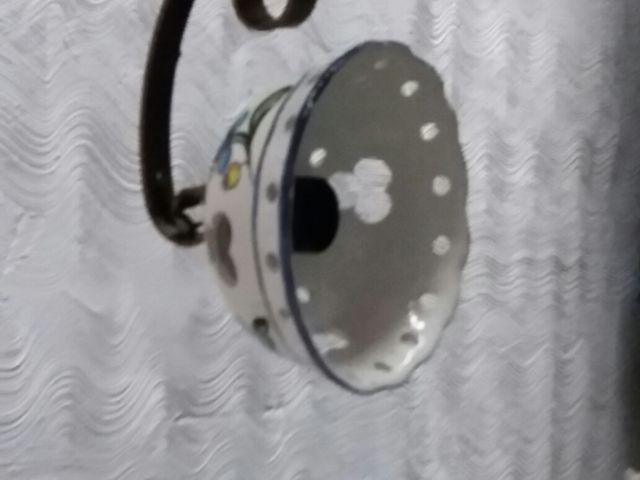 Lampada da soffitto in ferro battuto e porcellana