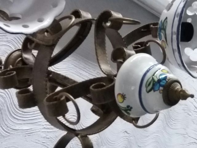 Lampada da soffitto in ferro battuto e porcellana