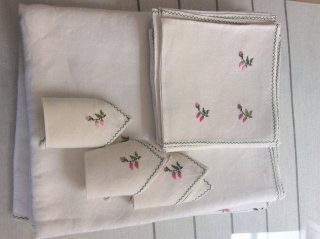 Mantel grande de hilo bordado a mano