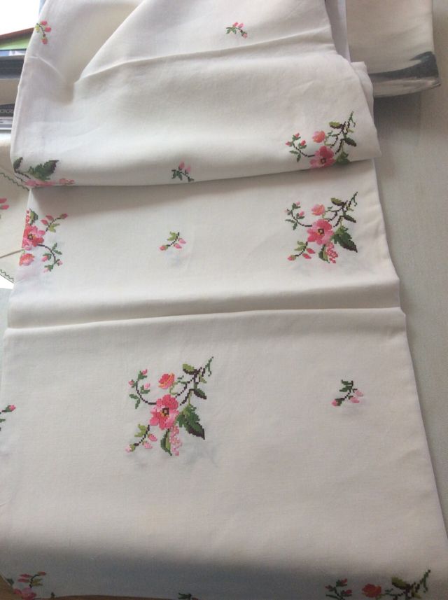 Mantel grande de hilo bordado a mano